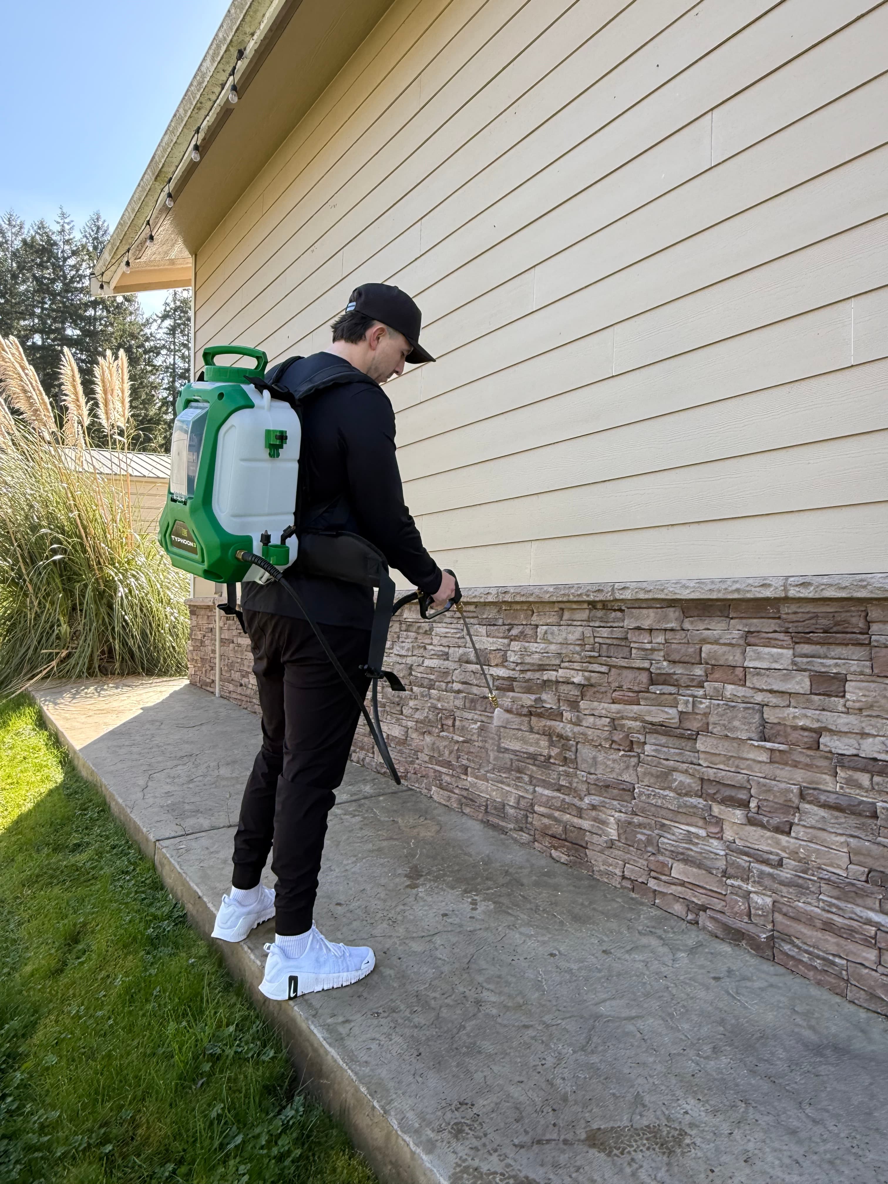 Mariners Pest Pro technician applying treatment